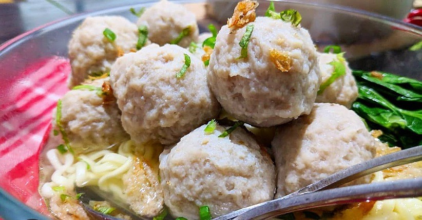 Membuat Jajanan Khas Batu Malang, Bakso Pangsit Gurih