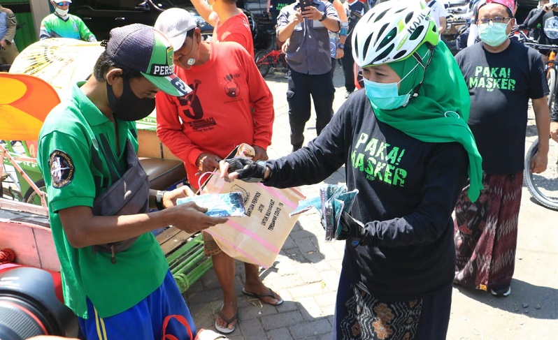Pakai Sarung, Khofifah Gowes Ajak Warga Disiplin Jaga Protokol Kesehatan