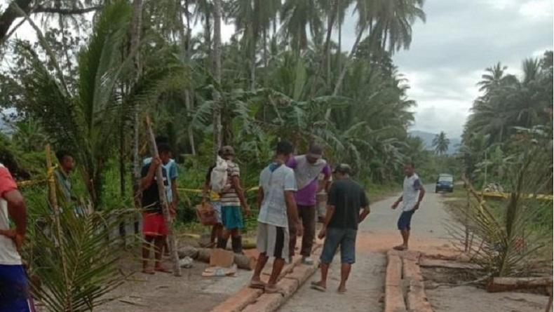 Warga dan Polisi Gotong Royong Bangun Jembatan Darurat di Maluku Tengah