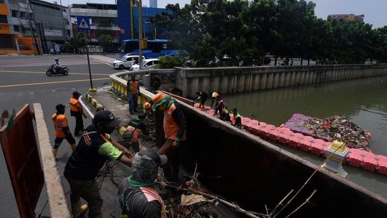 Penemuan Mayat Diduga Bakar Diri di Sawah Besar Gegerkan Warga