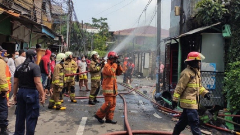 Kebakaran di Dekat Mal Senayan City, Ibu Hamil Akan Melahirkan Dievakuasi