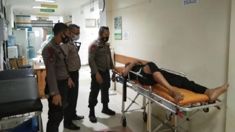 Hujan Disertai Angin Kencang, Pohon Tumbang Timpa Pengendara Motor di Kalimalang