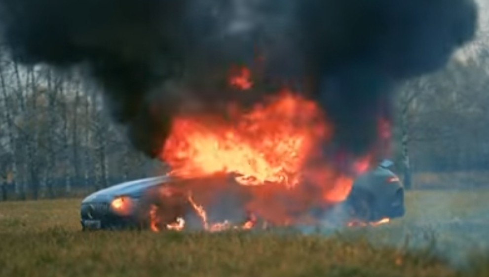 Kecewa Pelayanan Dealer, Pemuda Ini Bakar Mobil Mercedes Seharga Rp5,6 Miliar