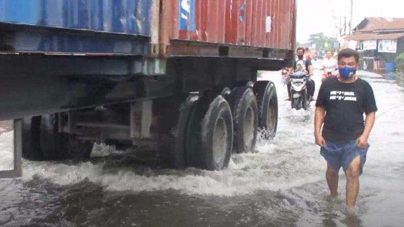 Diguyur Hujan 3 Jam, Kawasan Medan Deli dan Marelan Tergenang Air