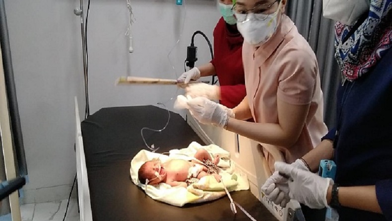 Warga Palembang Temukan Bayi Menangis Berlumuran Darah di Tumpukan Sampah