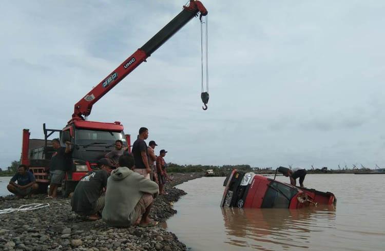 Terjebak Banjir Sungai Progo, Truk Pasir Terguling di Kulonprogo