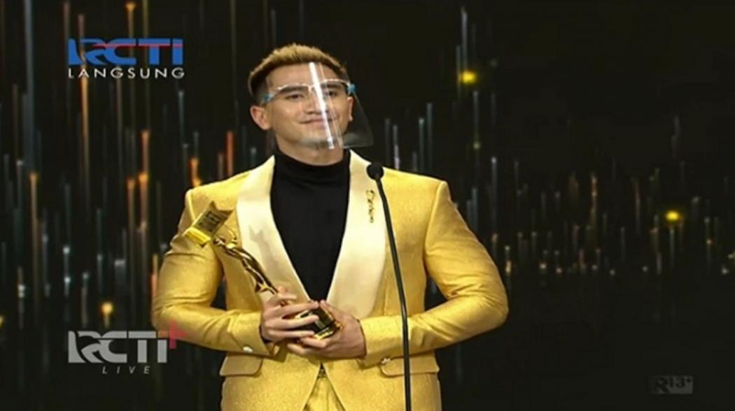 Verrell Bramasta Bawa Pulang Trofi Aktor Tersilet: Piala Ini untuk Cinta Pertamaku