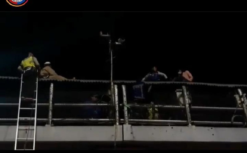 Diduga Hendak Bunuh Diri, WN Sudan Dievakuasi dari JPO Tol Jagorawi Cibubur