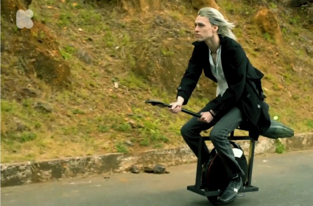 Unik, Sepeda Motor Listrik Ini Berbentuk seperti Sapu Terbang Harry Potter