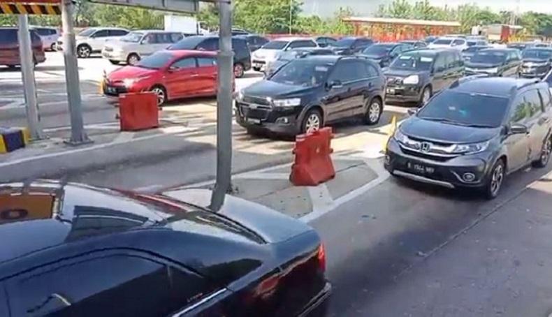 Libur Panjang, Sejumlah Kendaraan Antre Panjang di Gerbang Tol Cipali