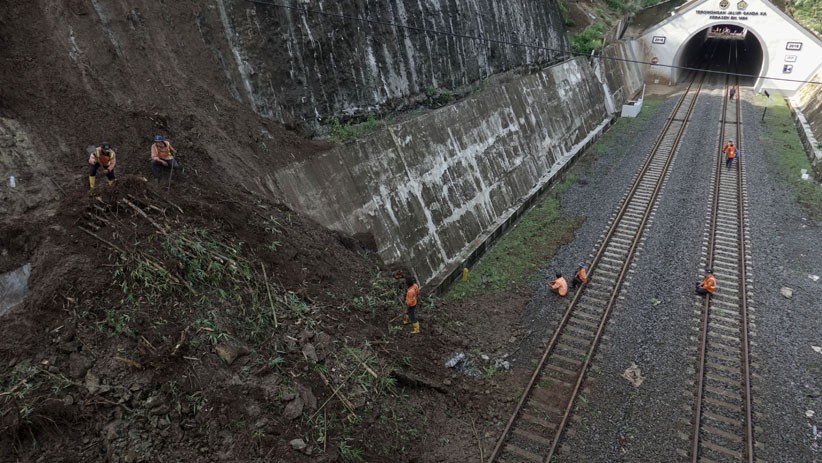 Viral Warga Ngabuburit di Pinggir Rel, KAI Ingatkan Bisa Didenda Rp15 Juta