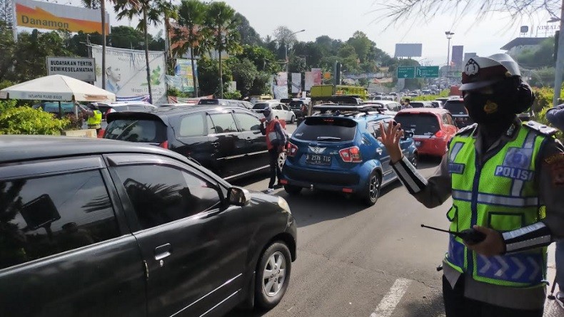Libur Panjang Hari Kedua, Antrean Kendaraan di Jalur Puncak hingga 2 Kilometer