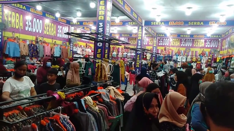 Zona Merah Covid, Warga Palopo Lepas Masker saat Belanja di Toko Serba 35.000