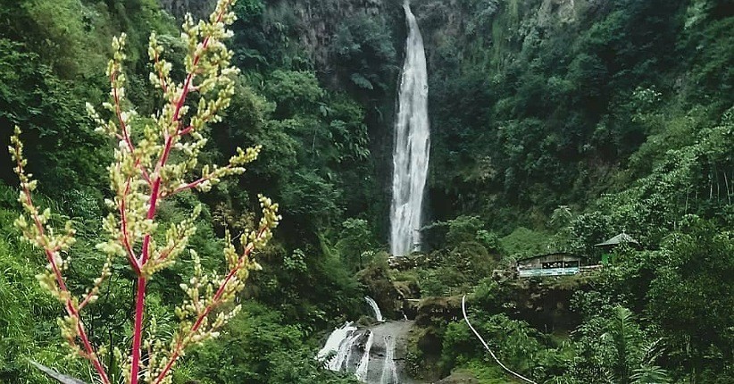 Menghirup Udara Segar sambil Menikmati Pemandangan Air Terjun Curug Bajing