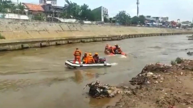 Bocah 10 Tahun Terseret Arus Kali Ciliwung, Pencarian Korban Gunakan Perahu Karet