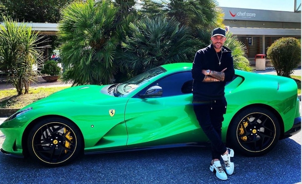 Gara-Gara Posting Perempuan Seksi di Mobil Ferrari Desainer Ini Harus Bayar Rp5,1 Miliar