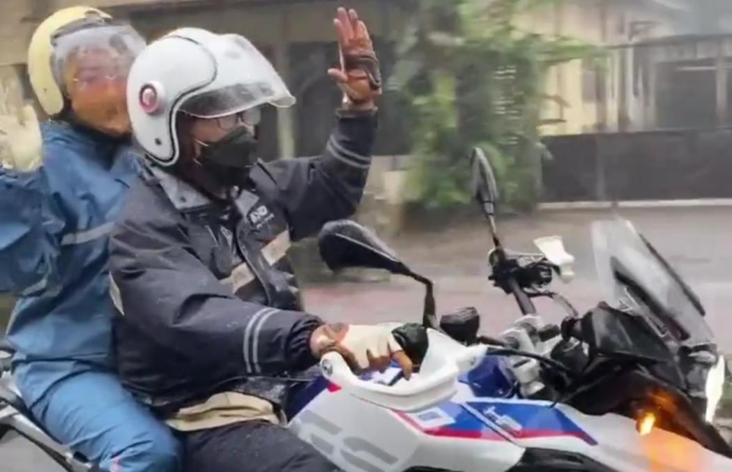 Ridwan Kamil Ajak Istri Hujan-Hujanan Naik Moge Seharga Rp800 Jutaan, Bikin Baper