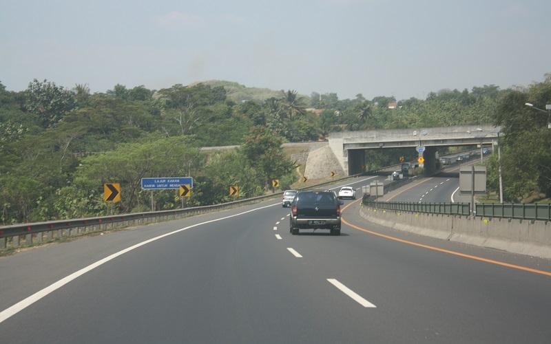 Simak Tips Berkendara Aman saat Hujan Lebat di Tol Cipularang