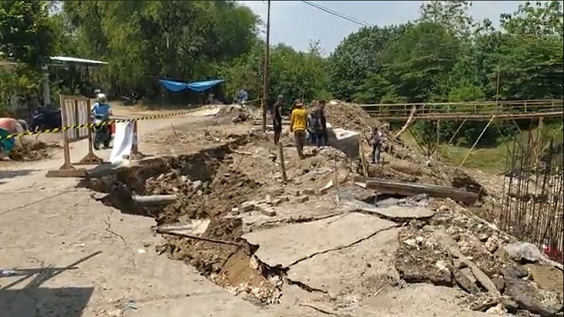 Longsor 17 Meter di Bojonegoro, Jalan Hanya Dapat Dilewati Kendaraan Roda 2