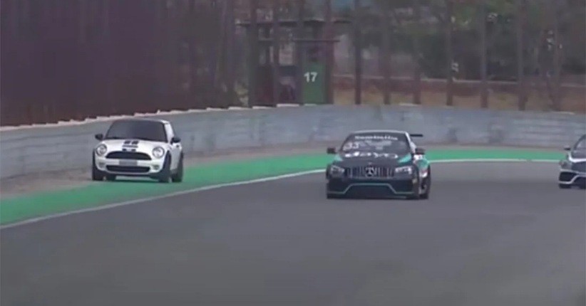 Lucu, Mini Cooper Nyasar Masuk Jalur Balapan Mercedes-Benz