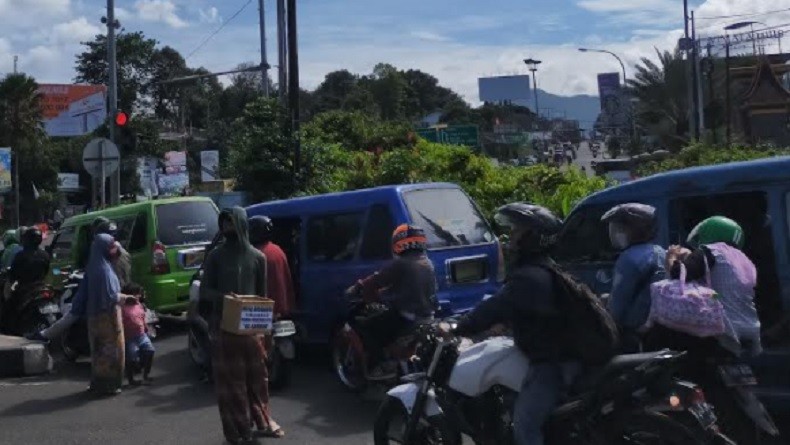Jalur Puncak Padat, Polisi Berlakukan Satu Arah