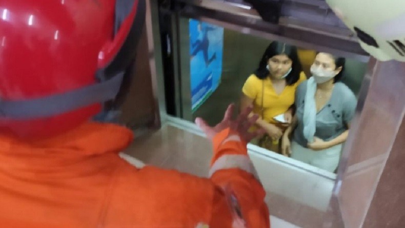 Petugas Damkar Evakuasi 3 Orang Terjebak di Dalam Lift Gedung Kimia Farma Kebayoran