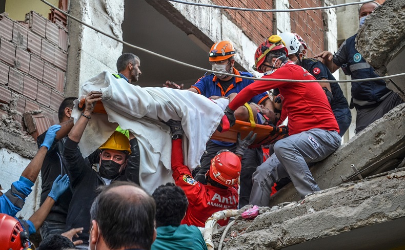 Korban Tewas Gempa Turki dan Yunani 14 Orang, Petugas Cari Warga Terjebak Reruntuhan