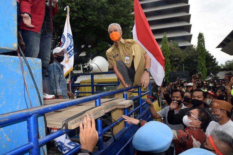 Pengusaha Jateng Akan Gugat Kenaikan UMP, Buruh Siap Bekingi Ganjar