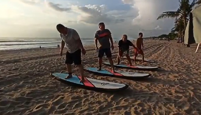 Pelatih Surfing di Bali Kembali Raup Rezeki saat Libur Panjang