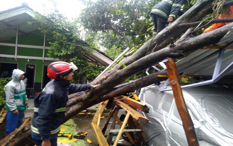 Angin Puting Beliung Terjang Cicalengka Bandung, Puluhan Rumah Rusak