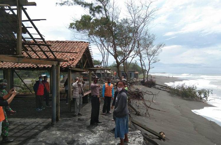 Gelombang Besar Rusak Tiga Bangunan di Pantai Glagah Kulonprogo