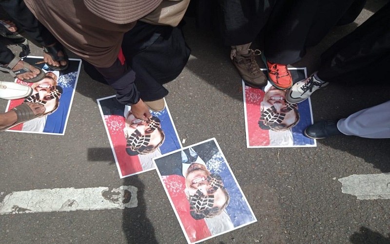 Demo di Kedubes Prancis, Massa Robek Foto Macron