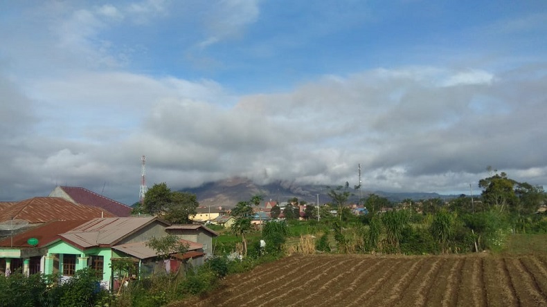 Gunung Sinabung 2 Kali Luncurkan Awan Panas Sejauh 2,5 Kilometer