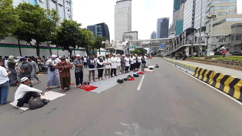 Terhalang Pagar Kawat, Massa Pendemo Macron Salat Zuhur di Jalan