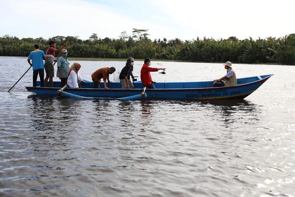 Perjuangan Gubernur Jateng Menembus Dusun Terisolasi di Banyumas karena Banjir
