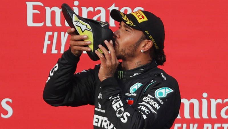 Hamilton Menyesal Minum Sampanye dari Sepatu Ricciardo