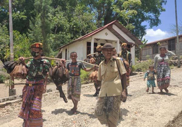 Cerita Satgas Yonarmed 3/105 Tarik Ikuti Tradisi Adat Upeti di Timor Tengah Utara