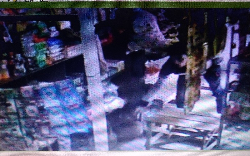 Sehari Dua Pria Prabumulih Terekam CCTV Sedang Mencuri