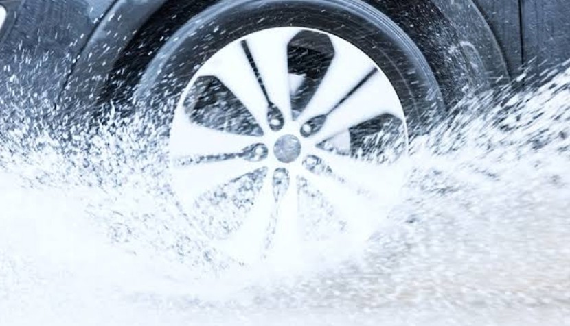 Mobil Tiba-Tiba Tak Bisa Dikendalikan saat Hujan Bukan karena Mahkluk Gaib, Kenali Hydroplaning