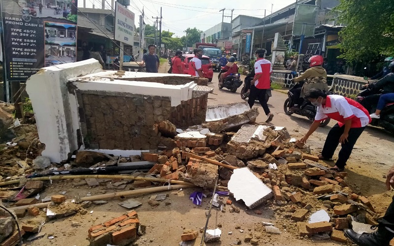 Gapura Malati di Perum Bumi Jaya Indah Purwakarta Ambruk, 1 Anak Tewas
