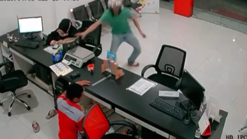 Aksi Jambret di Gerai Pengiriman Barang di Padang Terekam CCTV