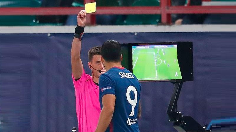 Usil, Luis Suarez Dapat Kartu Kuning Gara-Gara Intip Layar VAR