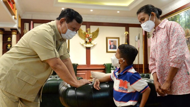 Bertahun-tahun Jalan Pakai Tongkat, Bocah Kupang Ini Terima Kaki Palsu dari Prabowo