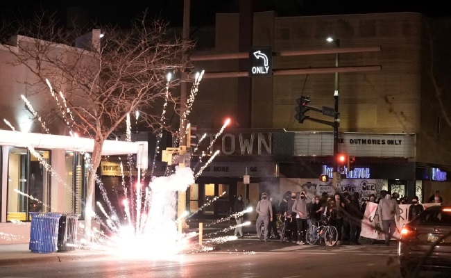 Pilpres AS Diwarnai Kerusuhan, Demonstran Anti-Trump Bakar Bendera Amerika