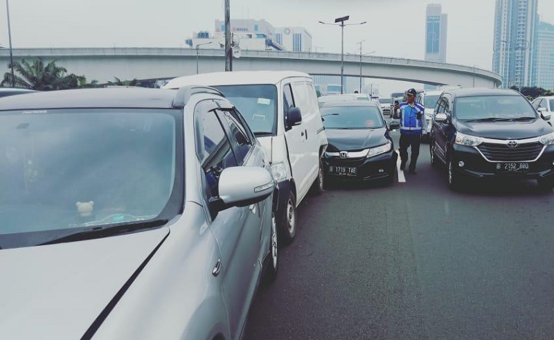Tabrakan Beruntun di Tol Cawang-Grogol, 6 Mobil Ringsek