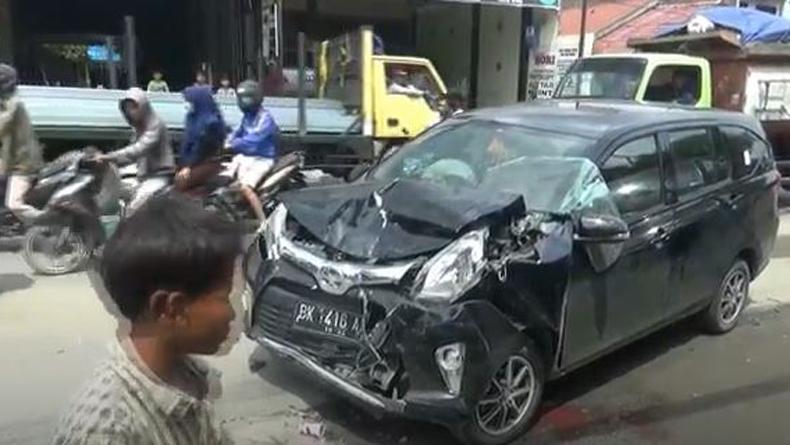Diduga Mengantuk, Anggota TNI Tabrak 2 Mobil di Jalan Menteng Medan
