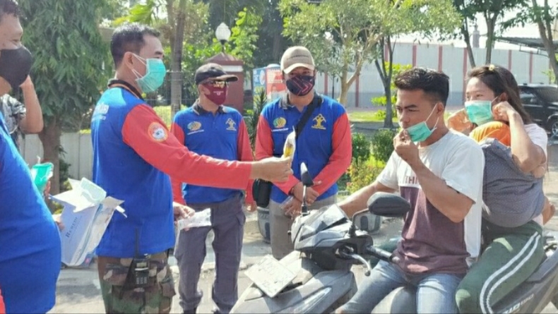 Wujud Syukur, Lapas Porong Bagi-Bagi Masker dan Cairan Pembersih Tangan Karya Napi