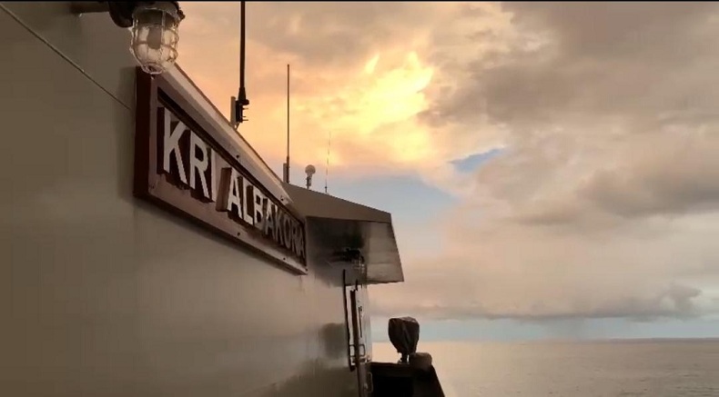 KRI Albakora-867 Evakuasi KM Sumber Raya 04 di Pulau Obi Halmahera