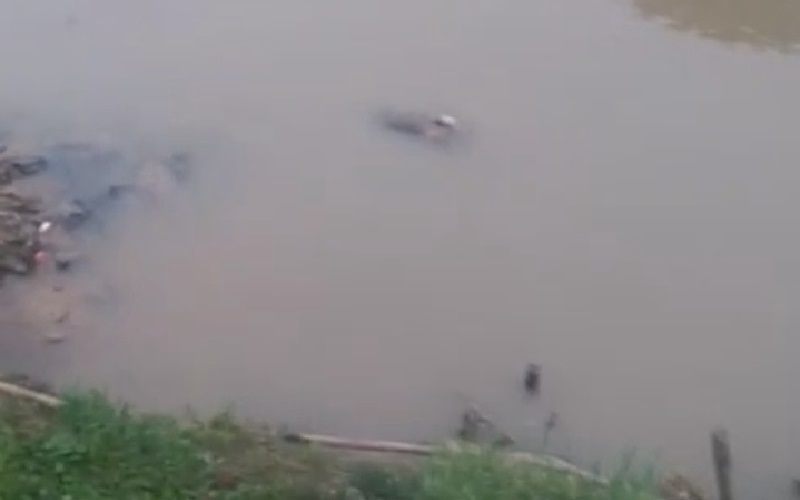 Mayat Terbawa Arus Deras Kali Bekasi, Petugas Kesulitan Evakuasi