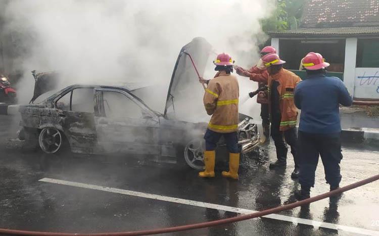  Mobil BMW Misterius Terbakar di Ring Road Jogjakarta